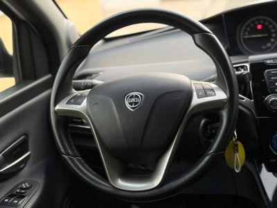 Lancia Ypsilon 1.2 69 CV 5 porte Gold (13)