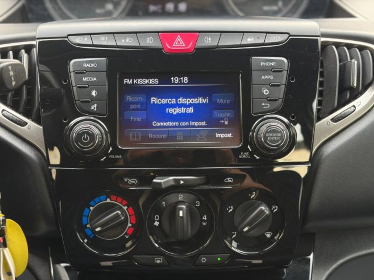 Lancia Ypsilon 1.2 69 CV 5 porte Gold (14)