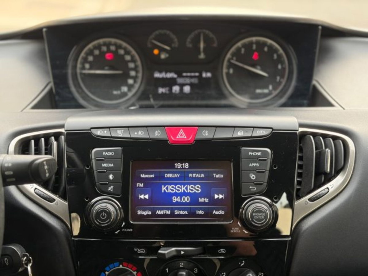 Lancia Ypsilon 1.2 69 CV 5 porte Gold (17)