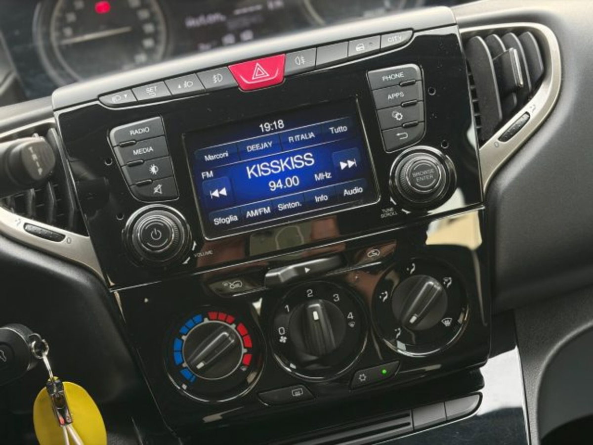 Lancia Ypsilon 1.2 69 CV 5 porte Gold (18)