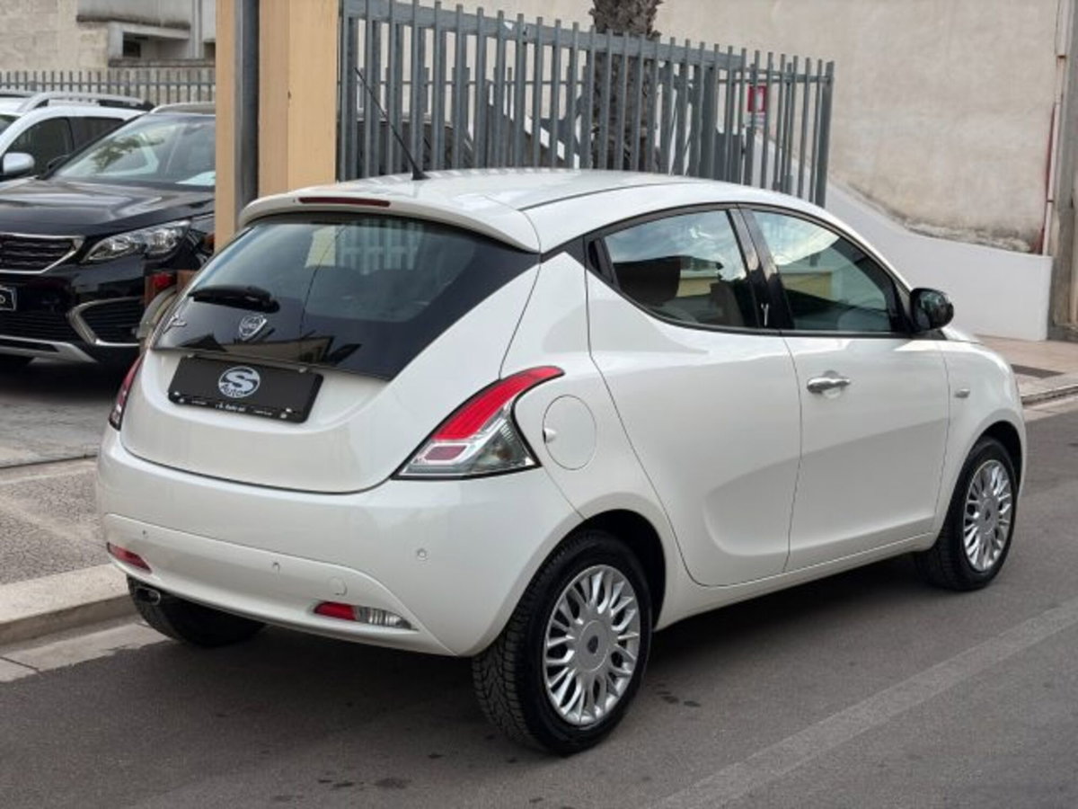 Lancia Ypsilon 1.2 69 CV 5 porte Gold (2)