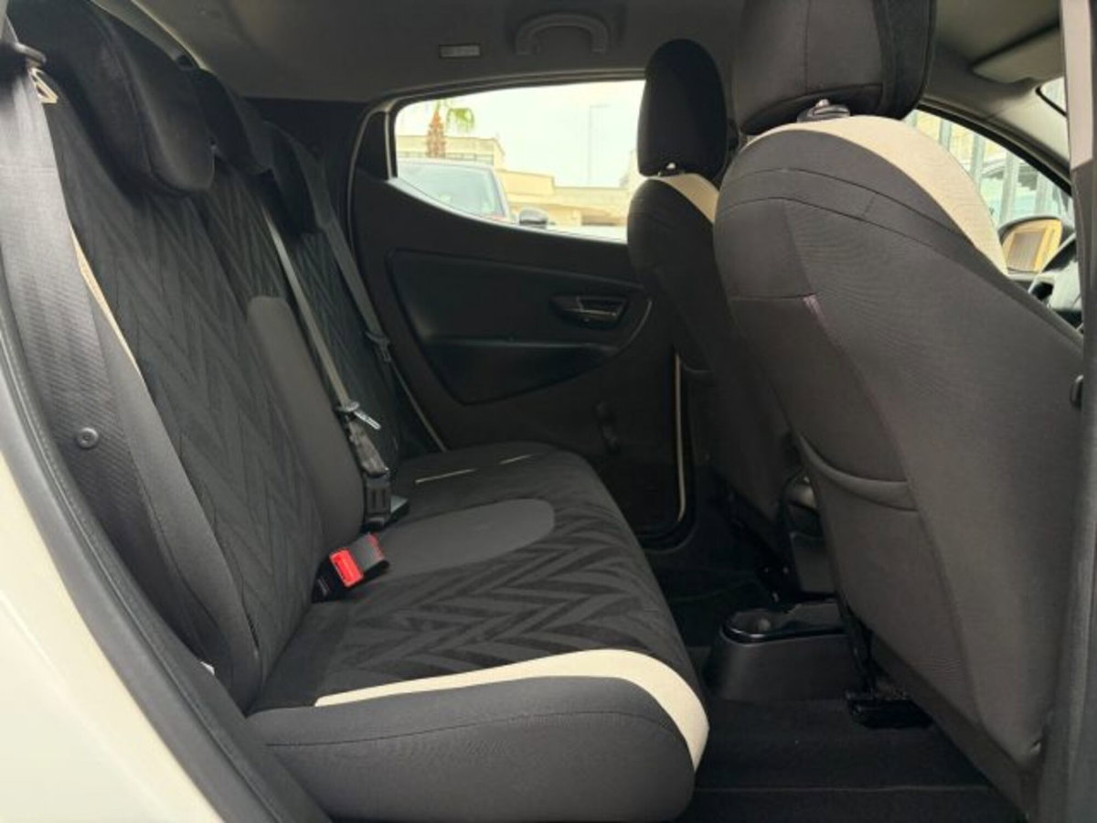 Lancia Ypsilon 1.2 69 CV 5 porte Gold (8)