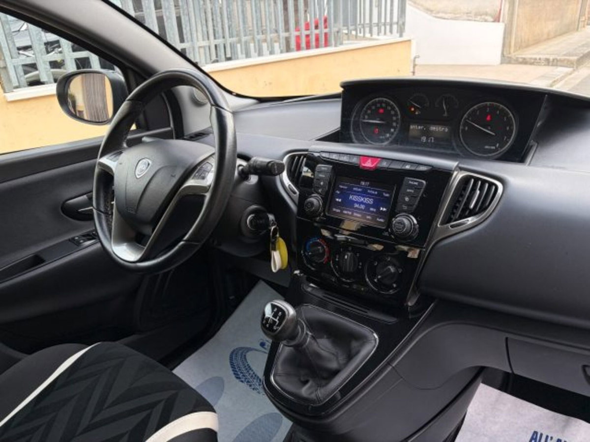 Lancia Ypsilon 1.2 69 CV 5 porte Gold (9)