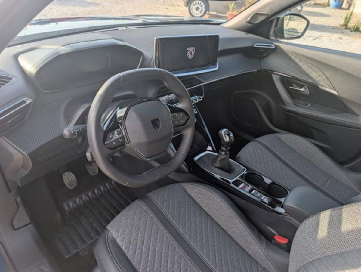Peugeot 2008 PureTech 100 S&S Allure (7)