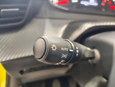 Peugeot 208 1.2 puretech Active s&s 100cv (9)