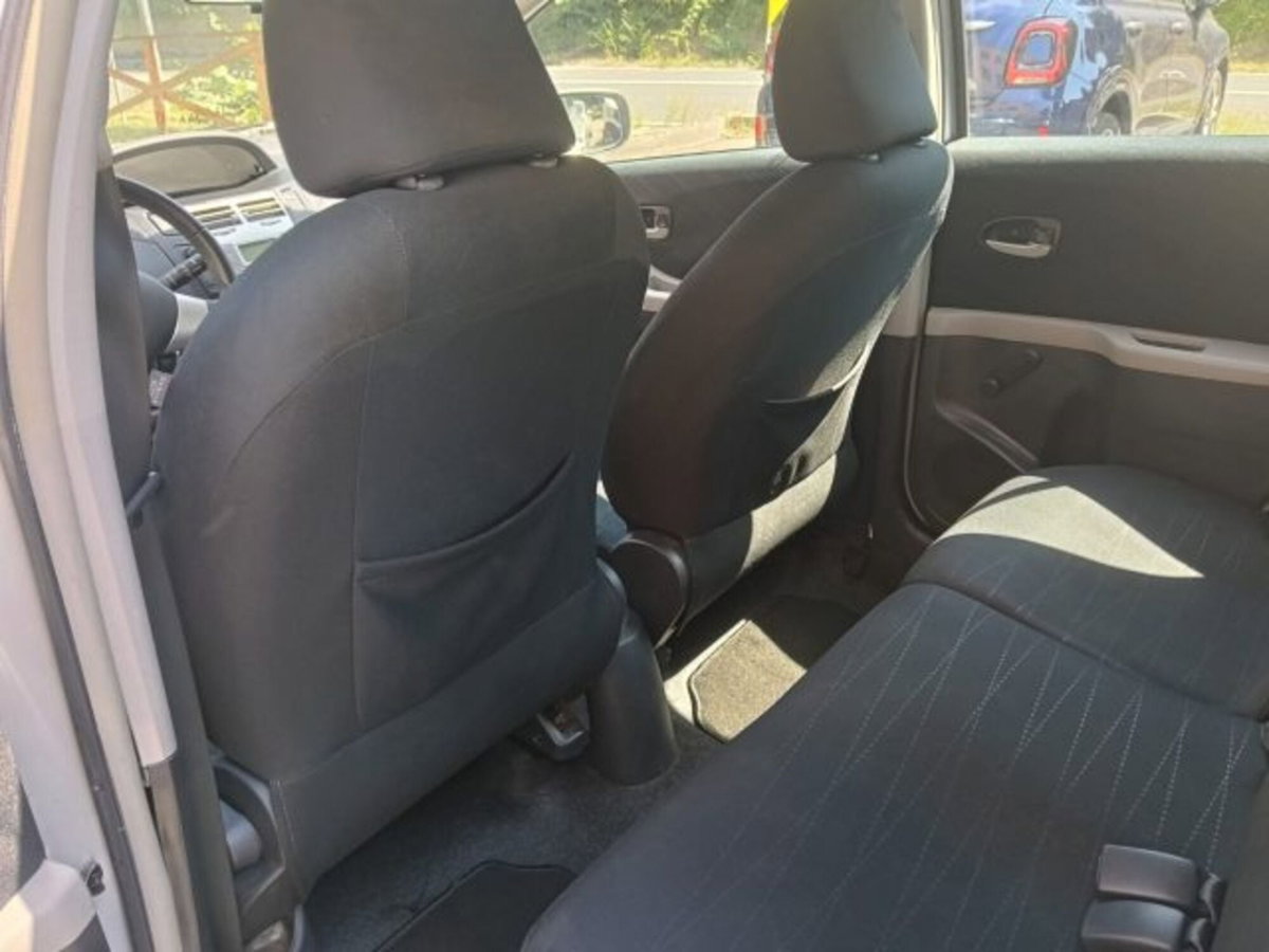 Toyota Yaris 1.3 5 porte Sol (13)