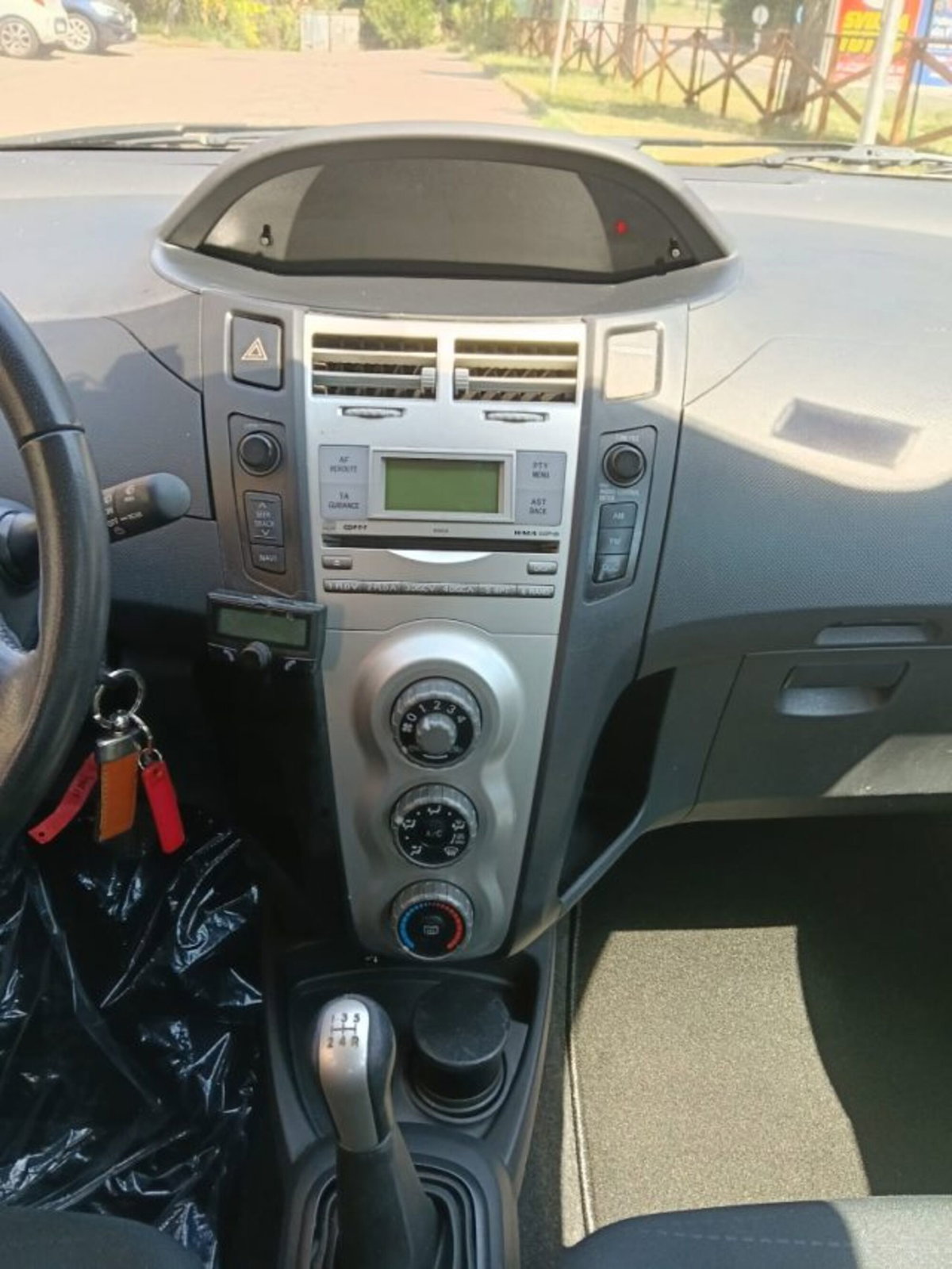 Toyota Yaris 1.3 5 porte Sol (14)