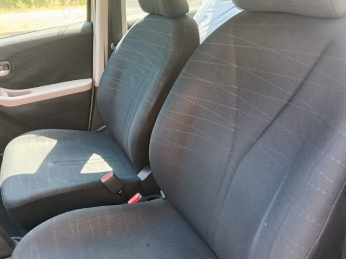 Toyota Yaris 1.3 5 porte Sol (16)