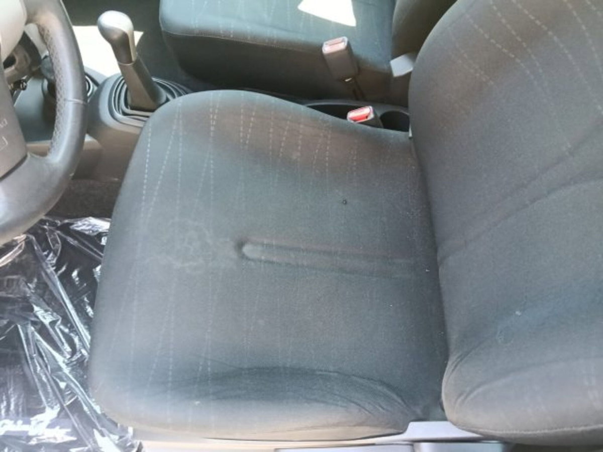Toyota Yaris 1.3 5 porte Sol (17)