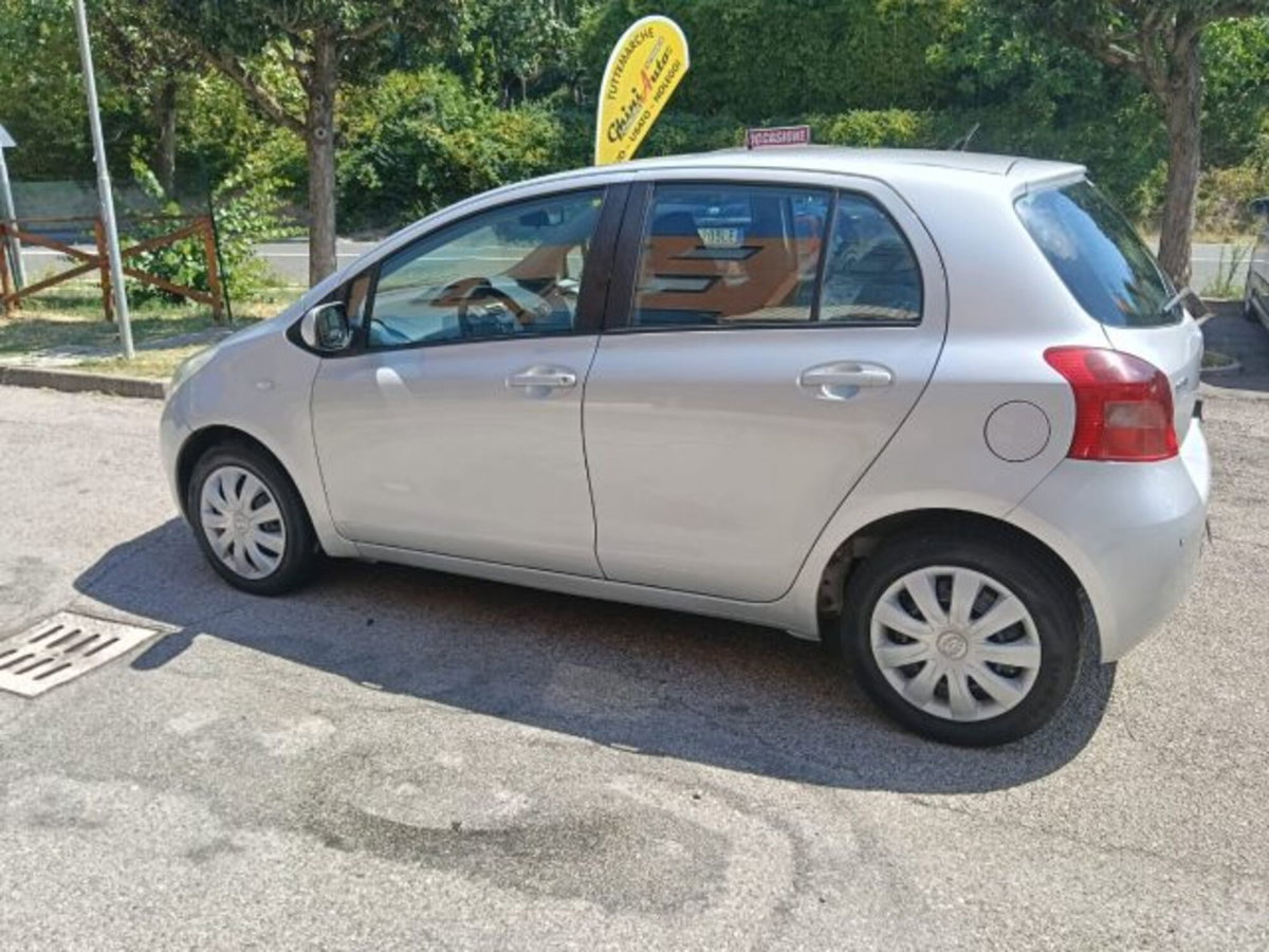 Toyota Yaris 1.3 5 porte Sol (18)