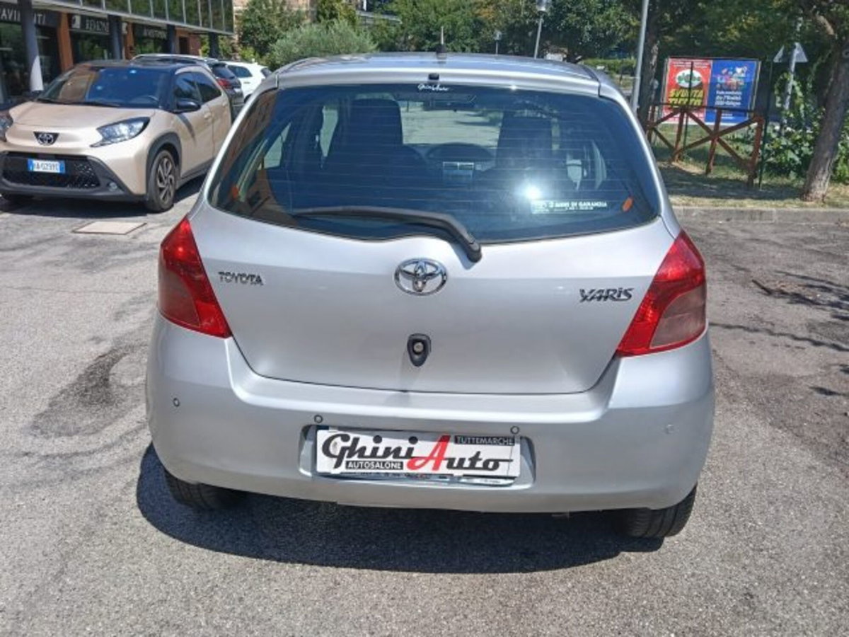 Toyota Yaris 1.3 5 porte Sol (2)