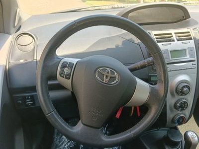 Toyota Yaris 1.3 5 porte Sol (8)