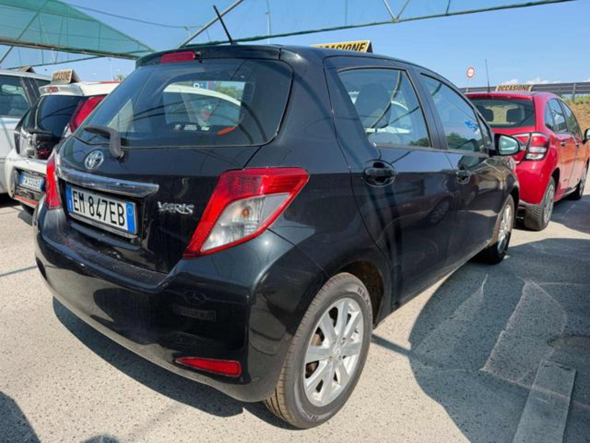 Toyota Yaris 1.0 5 porte Lounge (4)