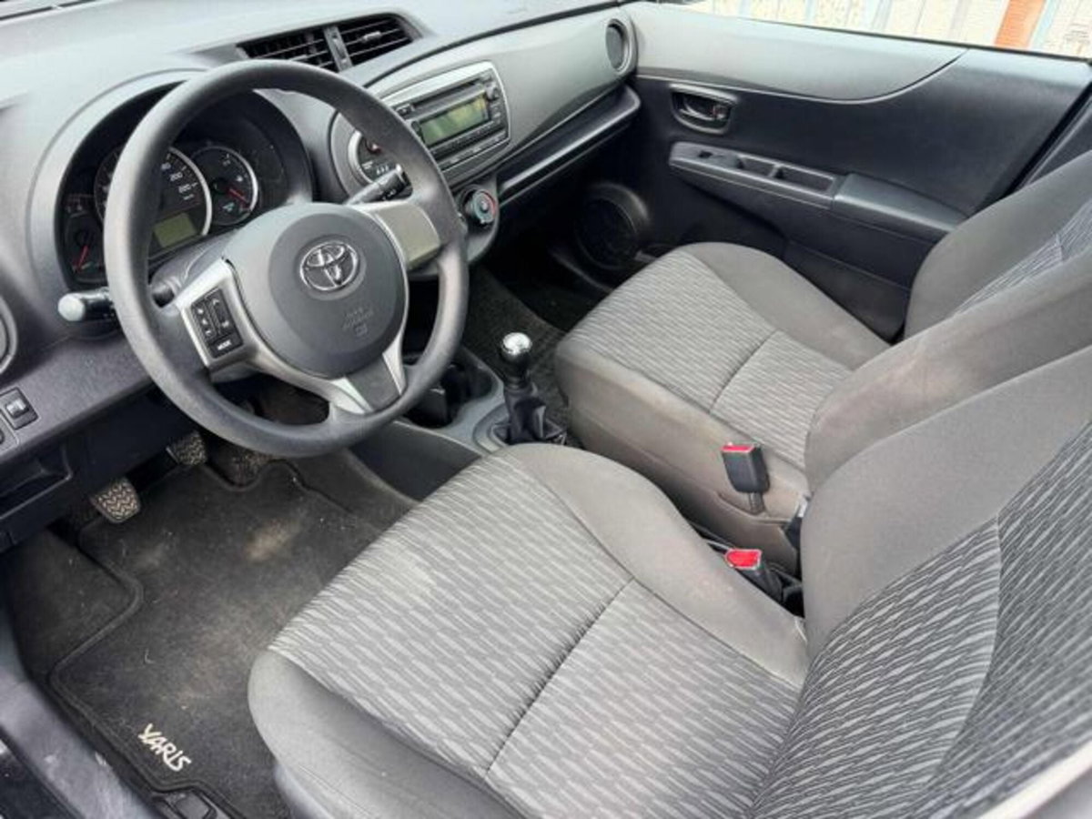 Toyota Yaris 1.0 5 porte Lounge (5)