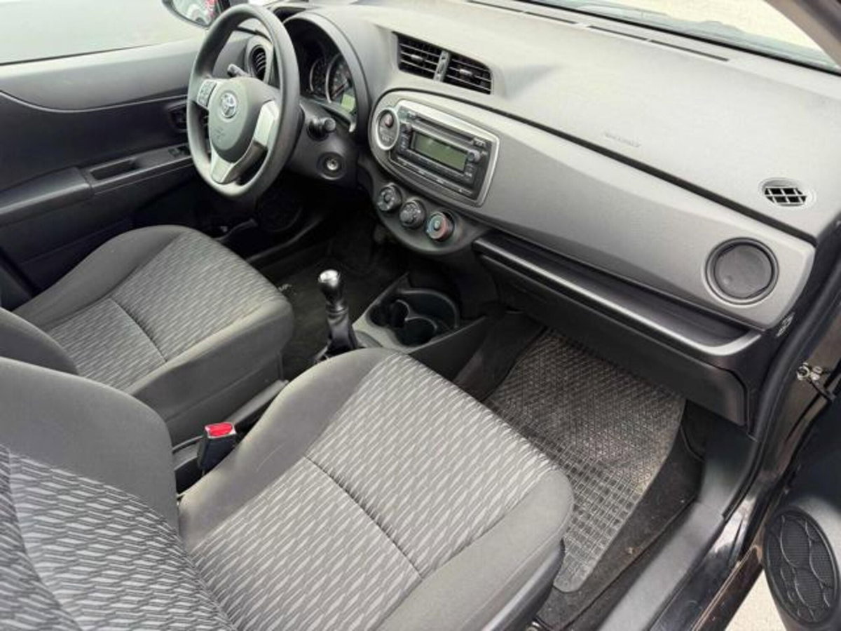 Toyota Yaris 1.0 5 porte Lounge (6)