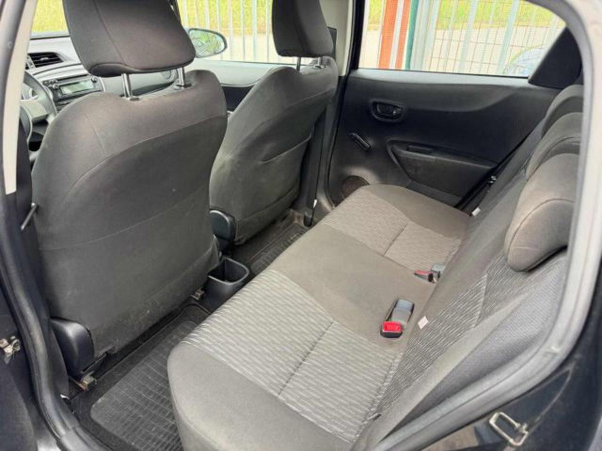 Toyota Yaris 1.0 5 porte Lounge (8)