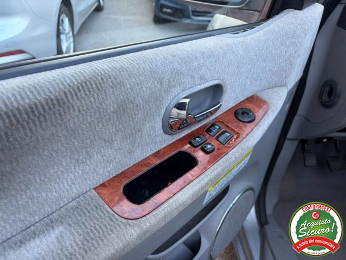 Kia Carnival 2.9 16V CRDi cat Family (10)