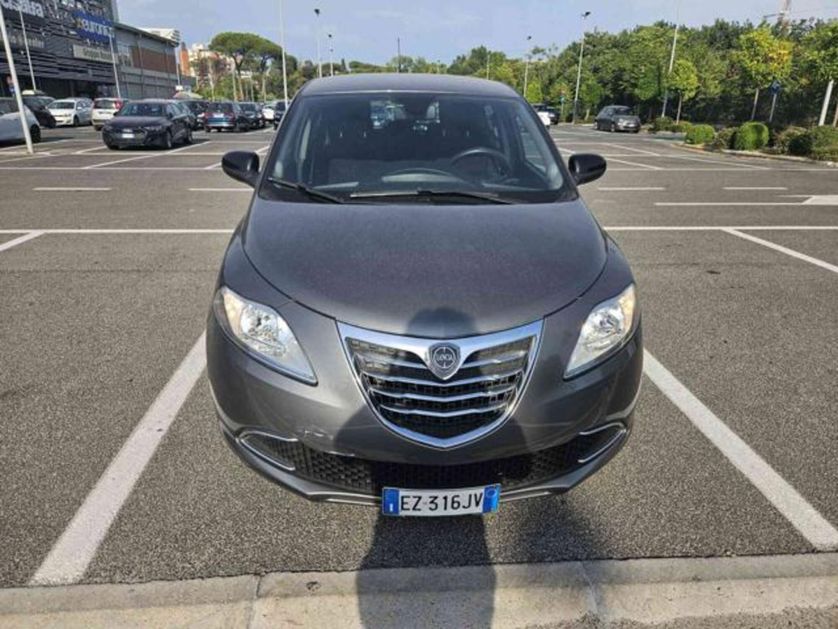 Lancia Ypsilon 1.2 69 CV 5 porte Gold (2)