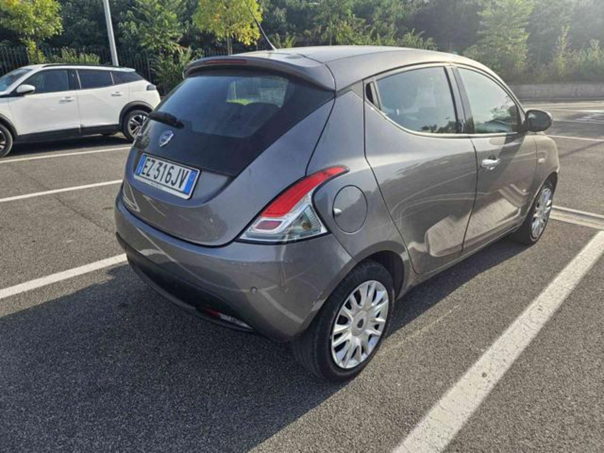 Lancia Ypsilon 1.2 69 CV 5 porte Gold (4)