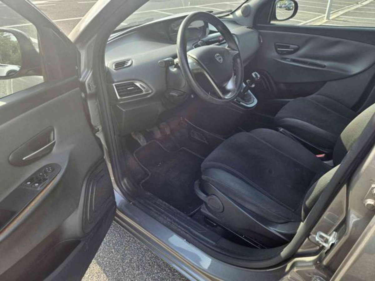 Lancia Ypsilon 1.2 69 CV 5 porte Gold (7)