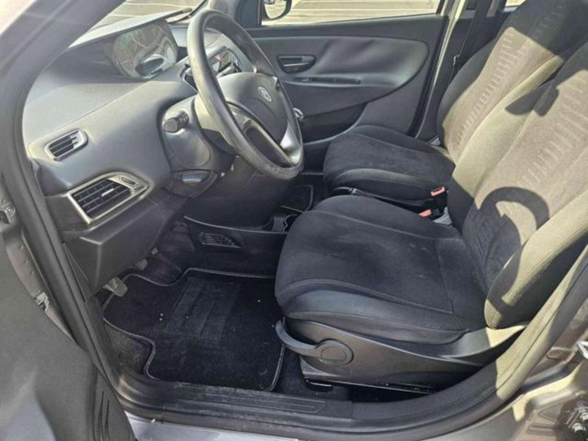Lancia Ypsilon 1.2 69 CV 5 porte Gold (8)