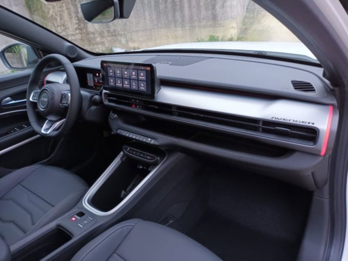 Jeep Avenger 1.2 turbo Summit fwd 100cv (9)
