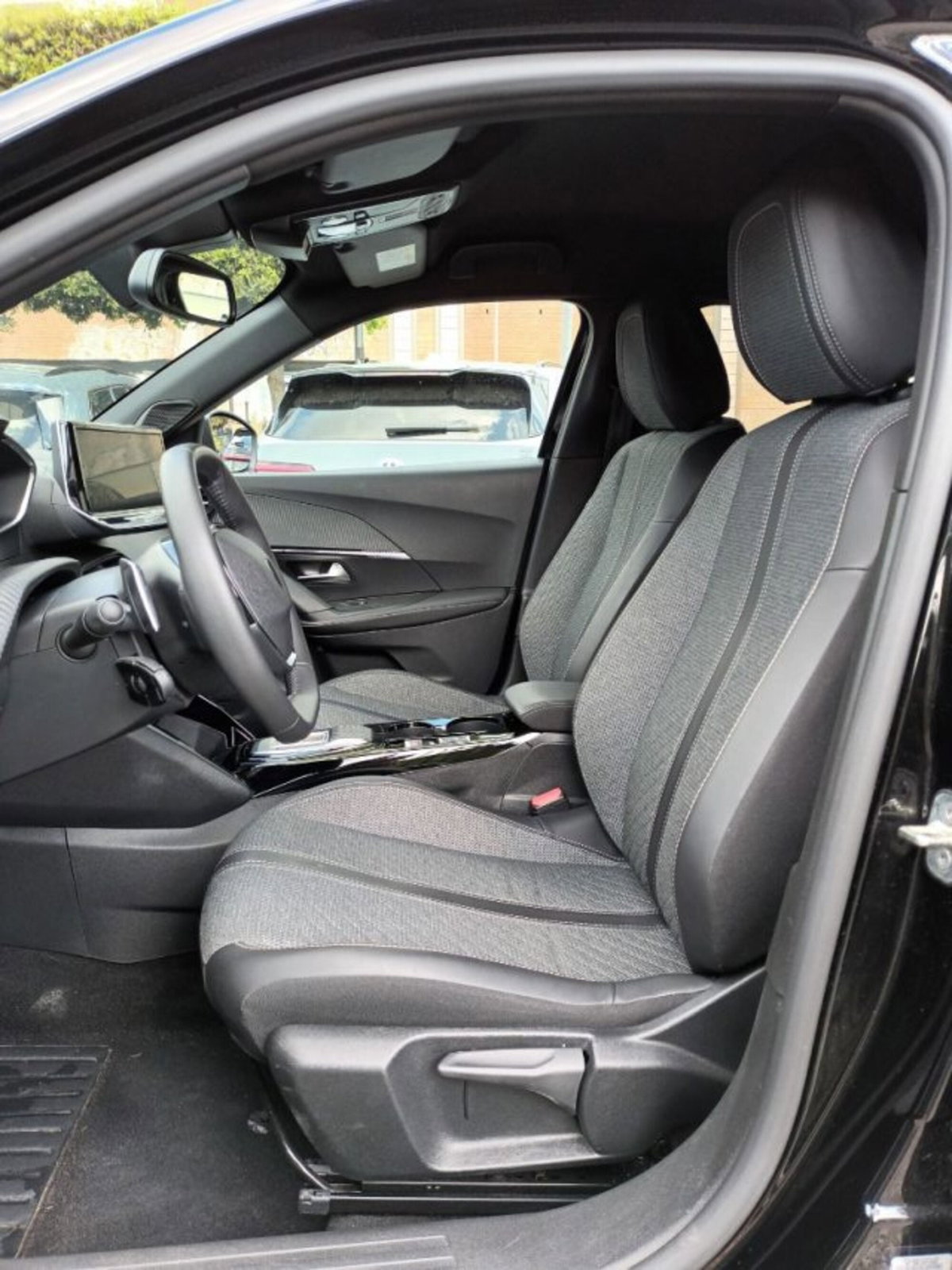Peugeot 2008 PureTech 130 S&S EAT8 Allure Pack (5)