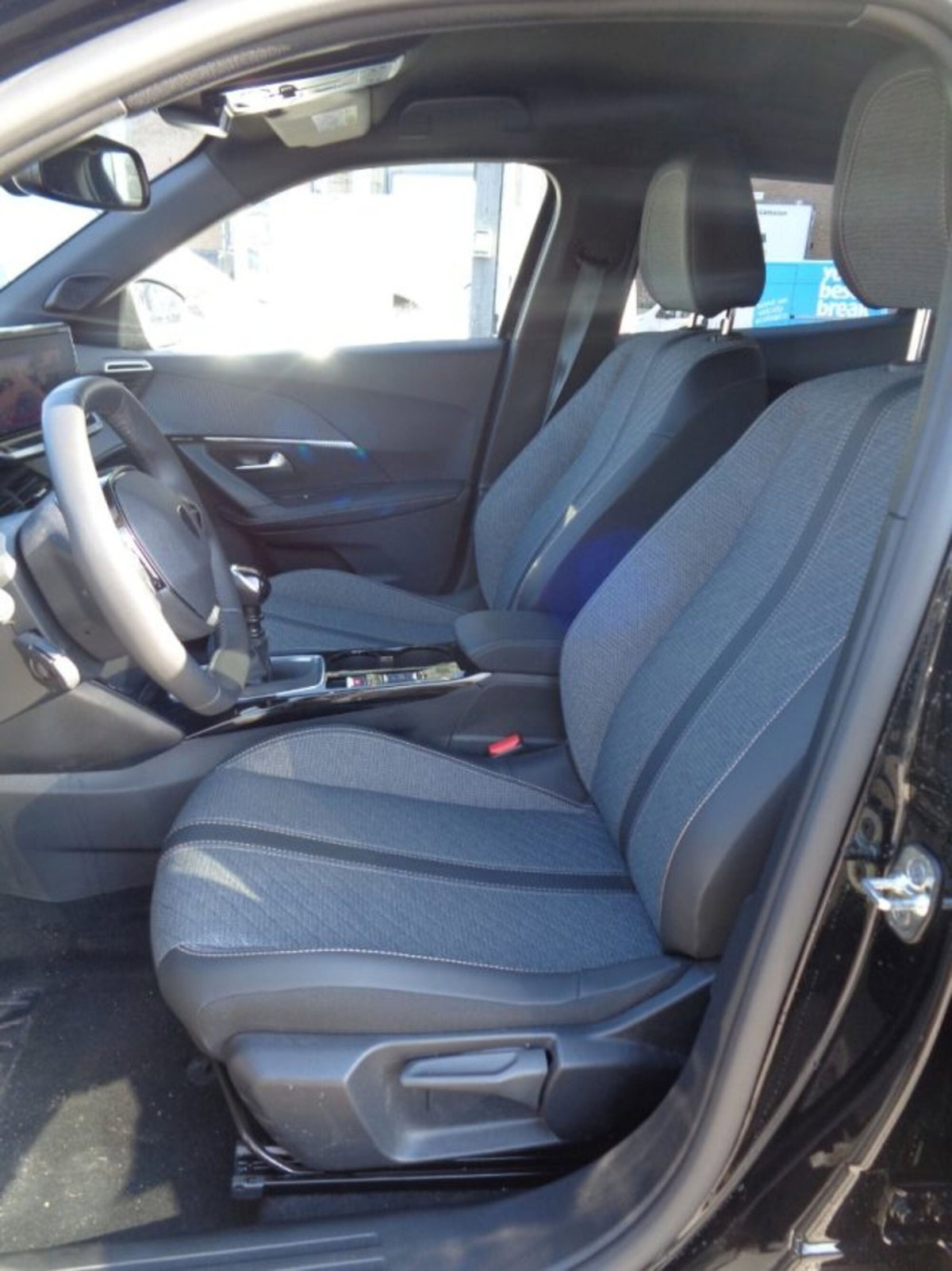 Peugeot 2008 PureTech 100 S&S Allure (5)