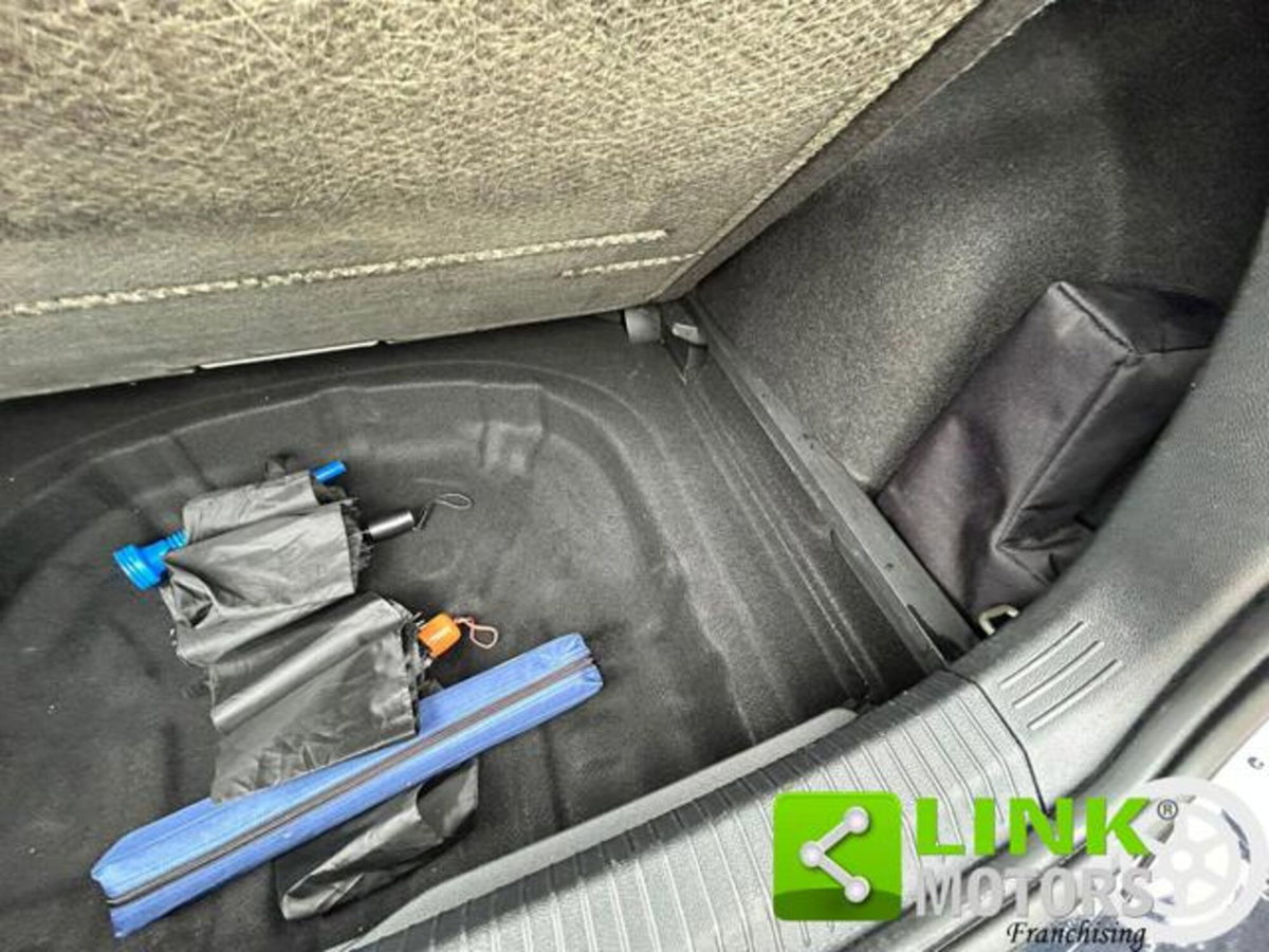 Volkswagen Golf 2.0 tdi Life 115cv (19)