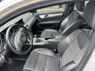 Mercedes-Benz Classe C Station Wagon 200 CDI Avantgarde (13)