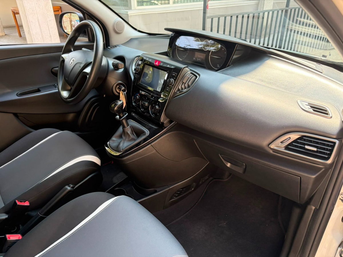 Lancia Ypsilon 1.2 69 CV 5 porte Elefantino (11)