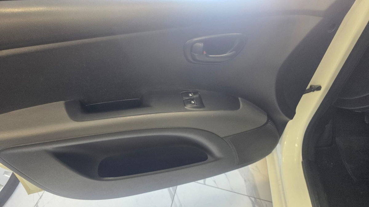 Hyundai i10 1.1 12V BlueDrive GPL Sound Edition (9)