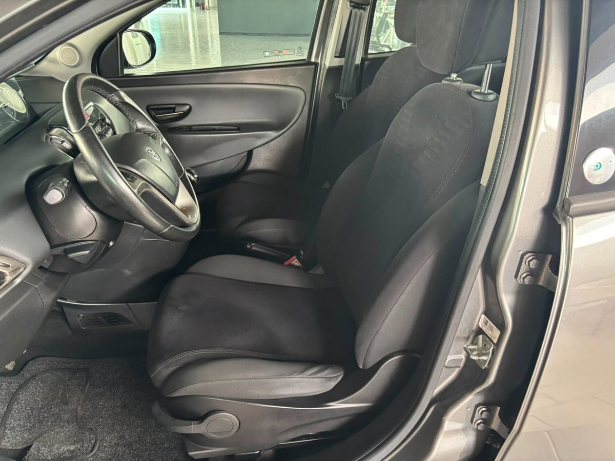 Lancia Ypsilon 0.9 TwinAir 85 CV 5 porte Metano Ecochic Gold (10)