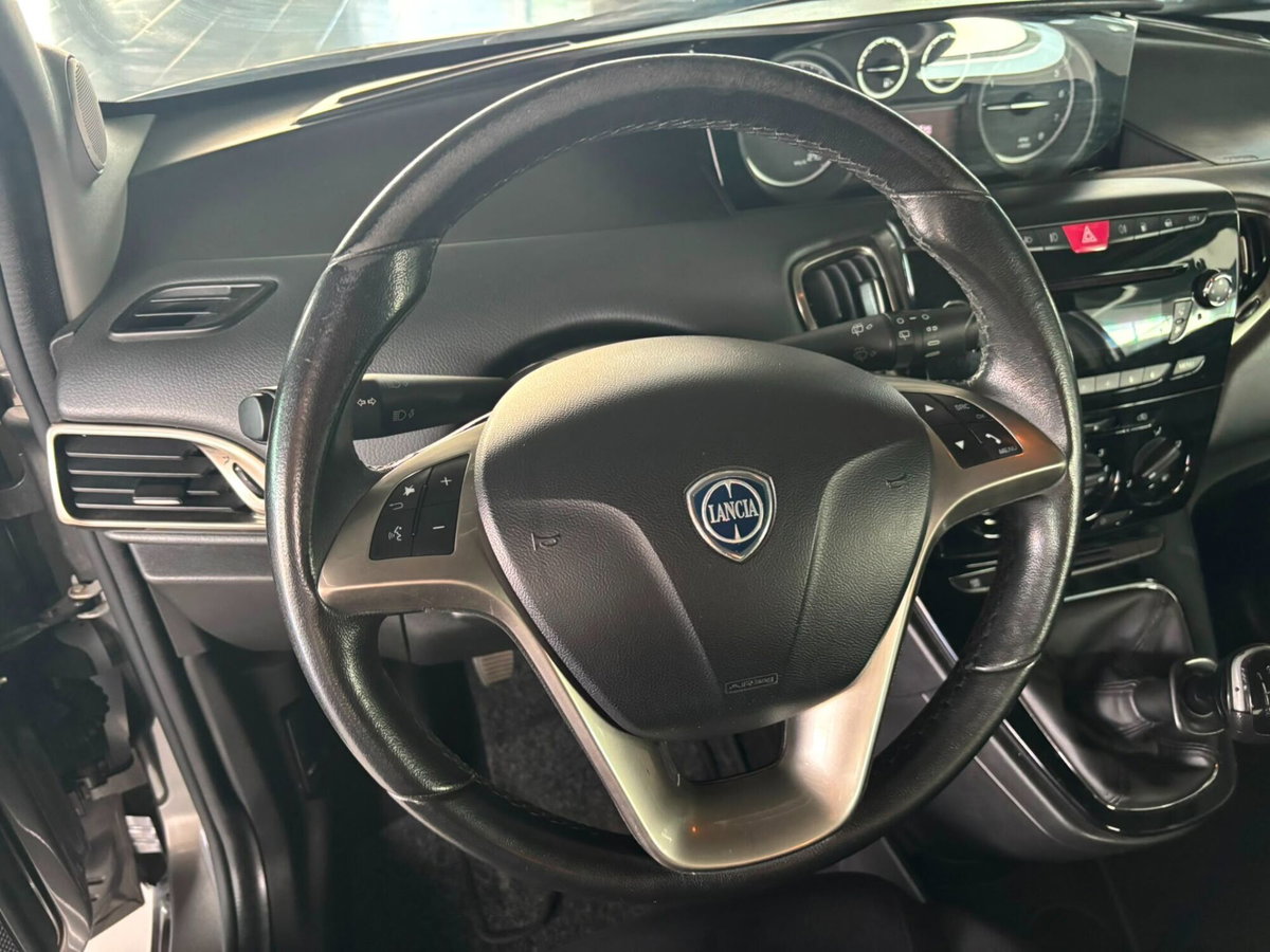 Lancia Ypsilon 0.9 TwinAir 85 CV 5 porte Metano Ecochic Gold (12)
