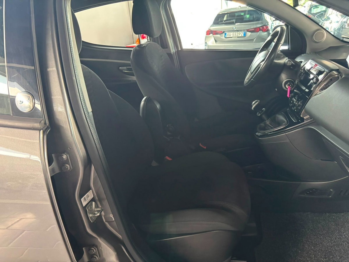 Lancia Ypsilon 0.9 TwinAir 85 CV 5 porte Metano Ecochic Gold (16)