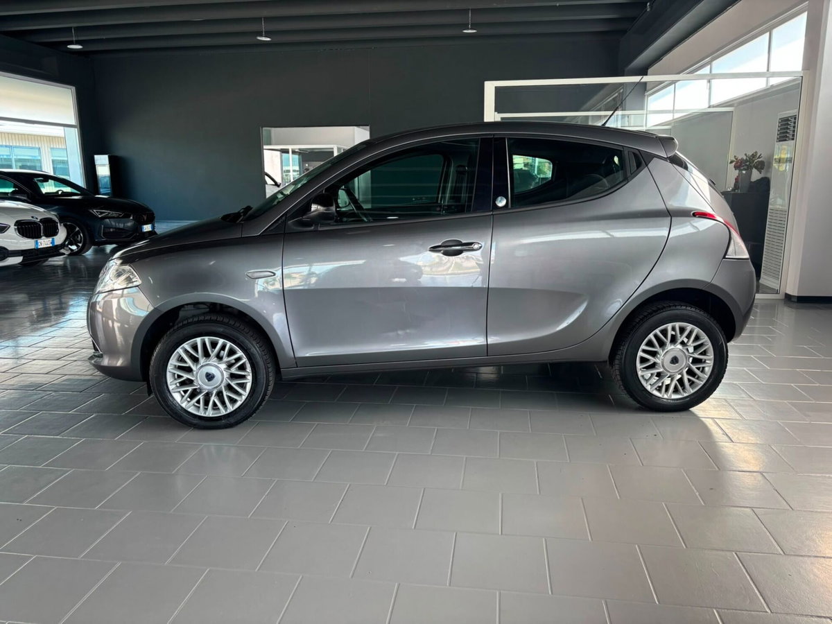 Lancia Ypsilon 0.9 TwinAir 85 CV 5 porte Metano Ecochic Gold (2)