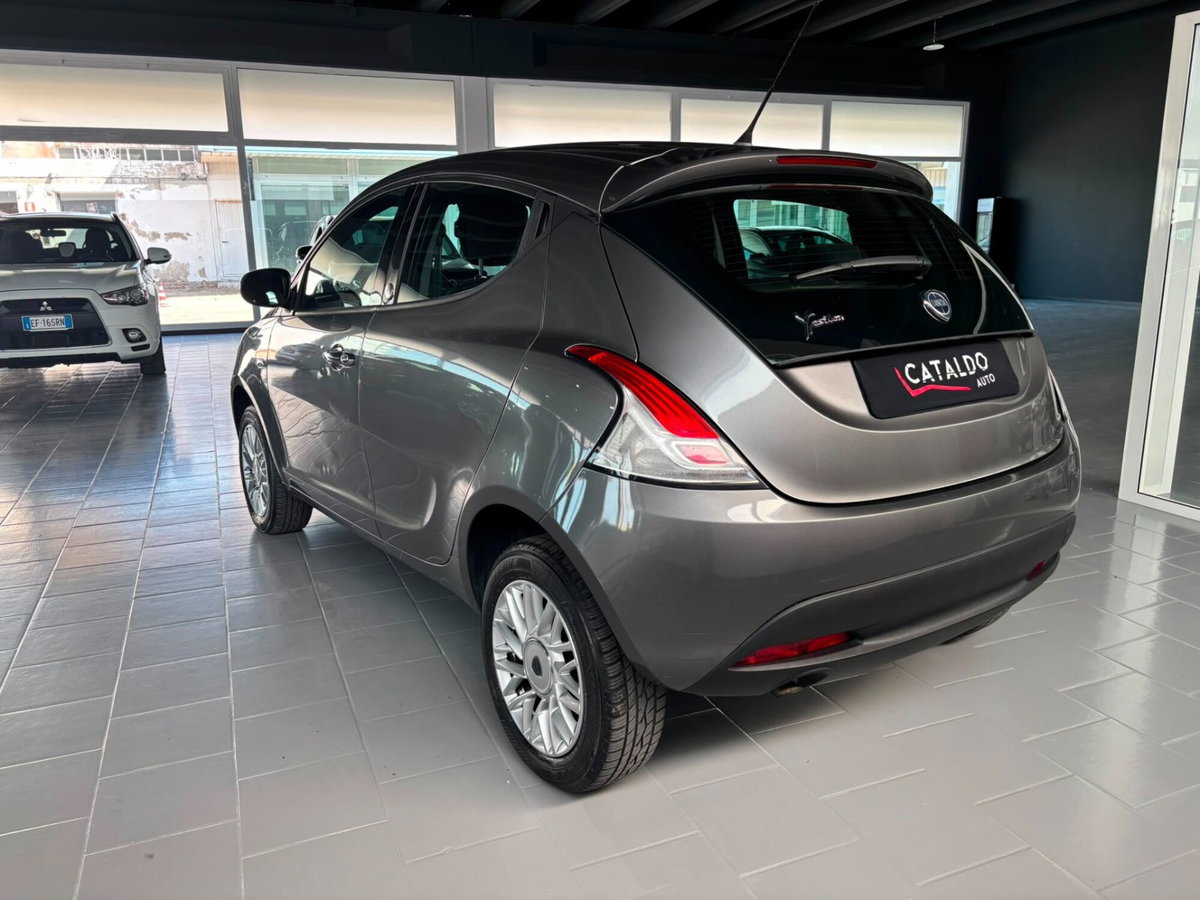 Lancia Ypsilon 0.9 TwinAir 85 CV 5 porte Metano Ecochic Gold (3)