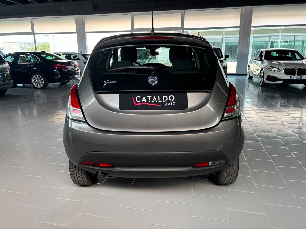 Lancia Ypsilon 0.9 TwinAir 85 CV 5 porte Metano Ecochic Gold (4)