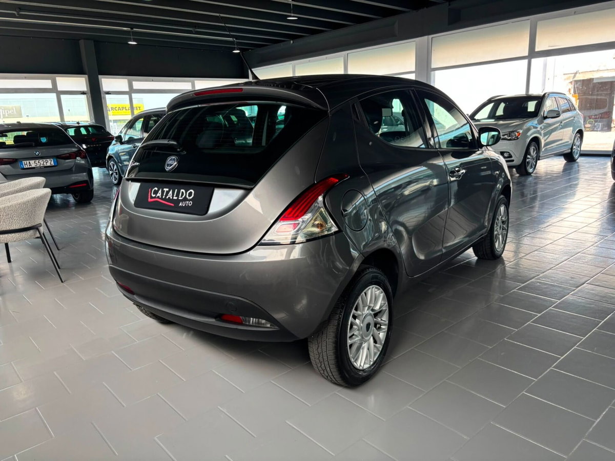 Lancia Ypsilon 0.9 TwinAir 85 CV 5 porte Metano Ecochic Gold (5)