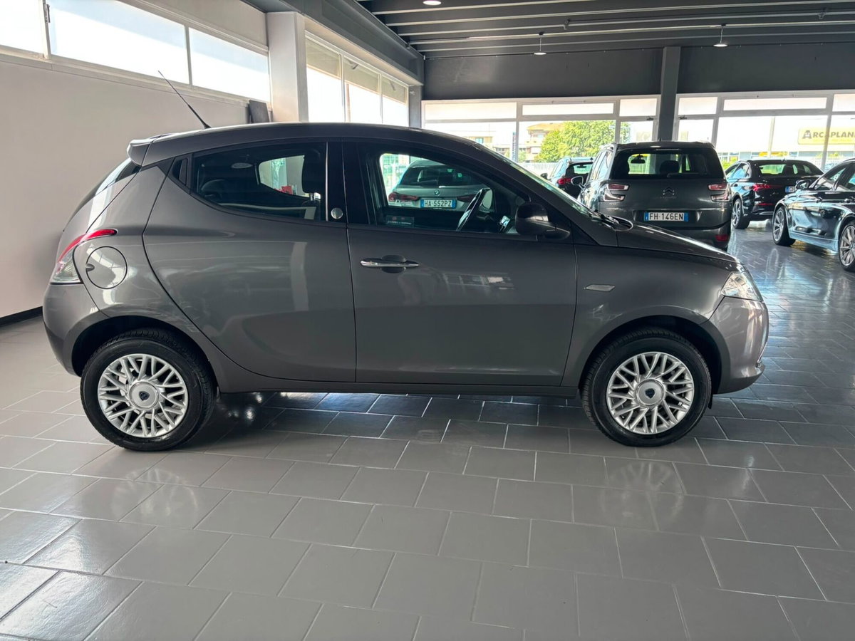 Lancia Ypsilon 0.9 TwinAir 85 CV 5 porte Metano Ecochic Gold (6)