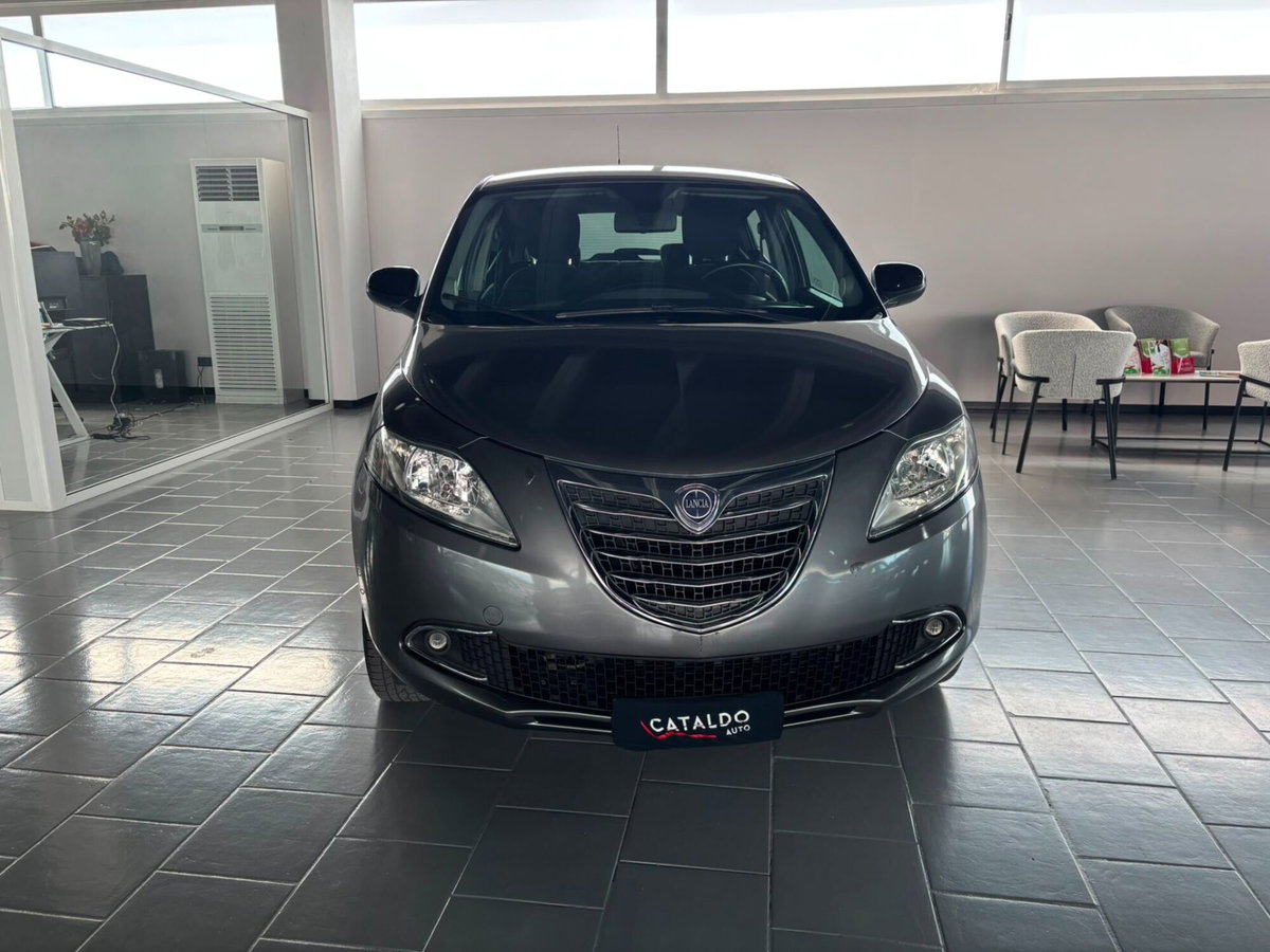 Lancia Ypsilon 0.9 TwinAir 85 CV 5 porte Metano Ecochic Gold (8)