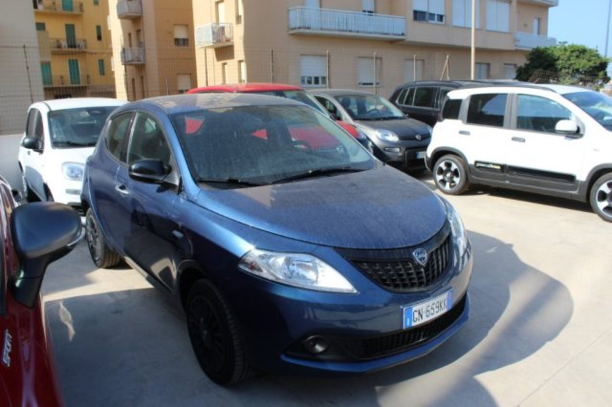 Lancia Ypsilon 1.0 FireFly 5 porte S&S Hybrid Silver Plus (2)