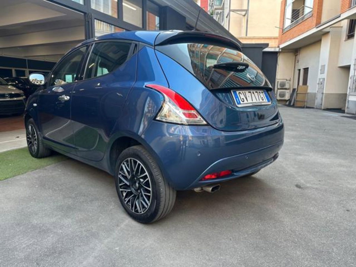 Lancia Ypsilon 1.2 69 CV 5 porte GPL Ecochic Alberta Ferretti (4)