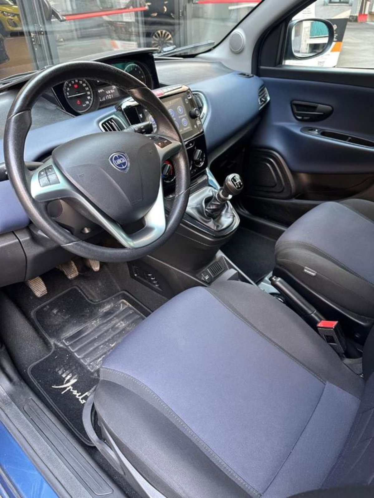 Lancia Ypsilon 1.2 69 CV 5 porte GPL Ecochic Alberta Ferretti (8)