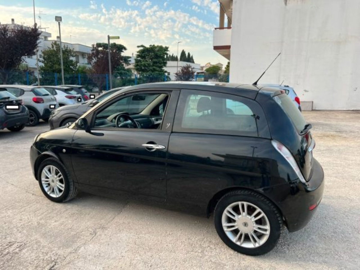 Lancia Ypsilon 1.2 (2)