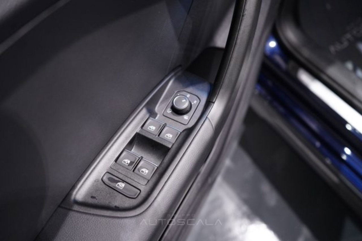 Audi A1 allstreet 30 1.0 tfsi Identity Contrast 116cv (9)