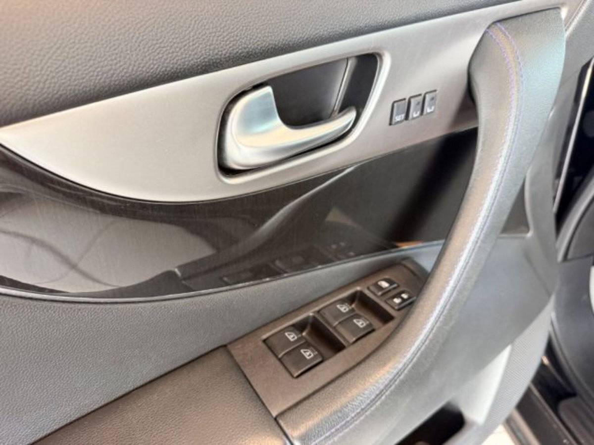 Infiniti QX70 3.0 diesel V6 AT S Premium (17)