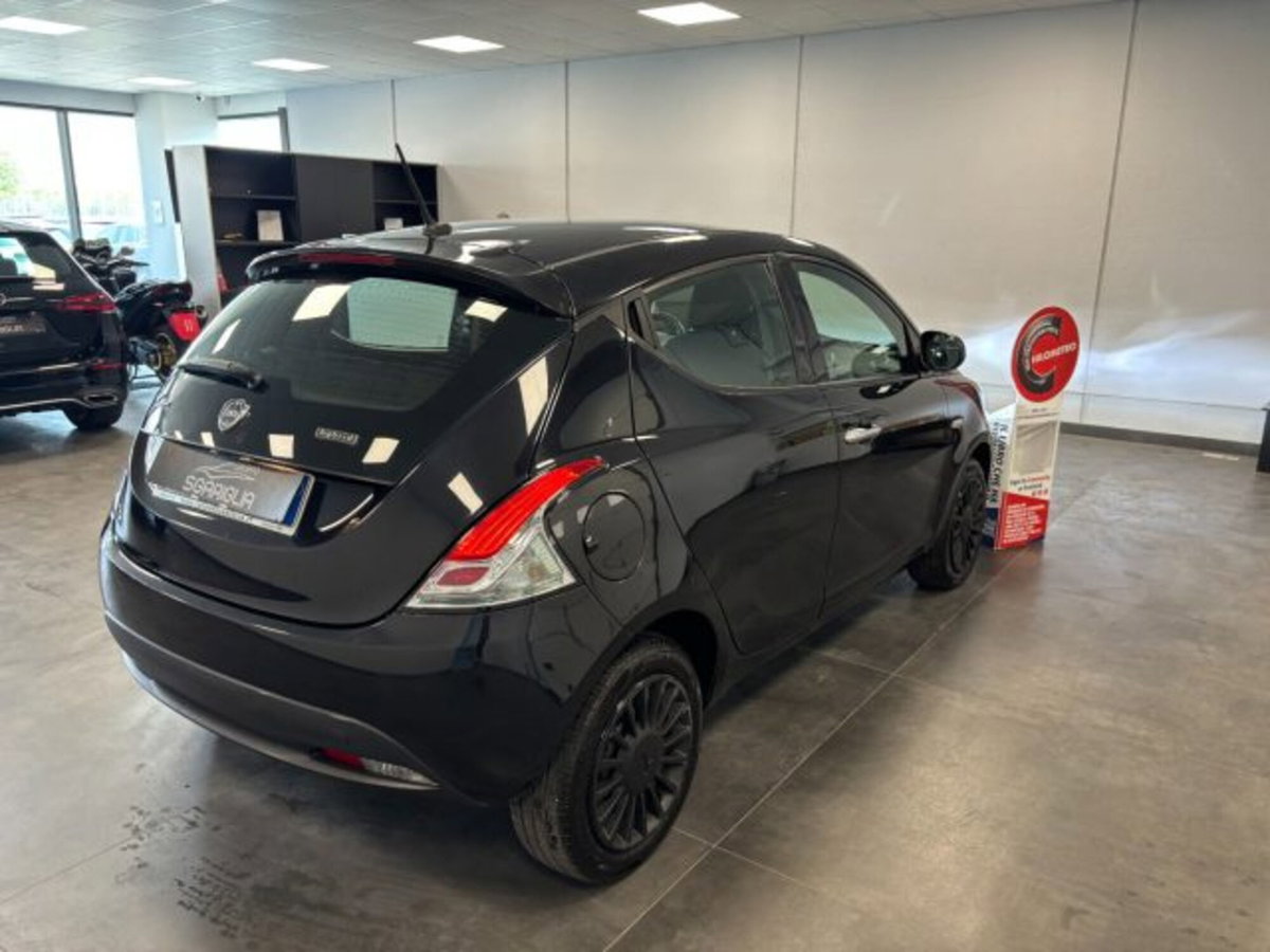 Lancia Ypsilon 1.0 FireFly 5 porte S&S Hybrid Ecochic Gold (4)
