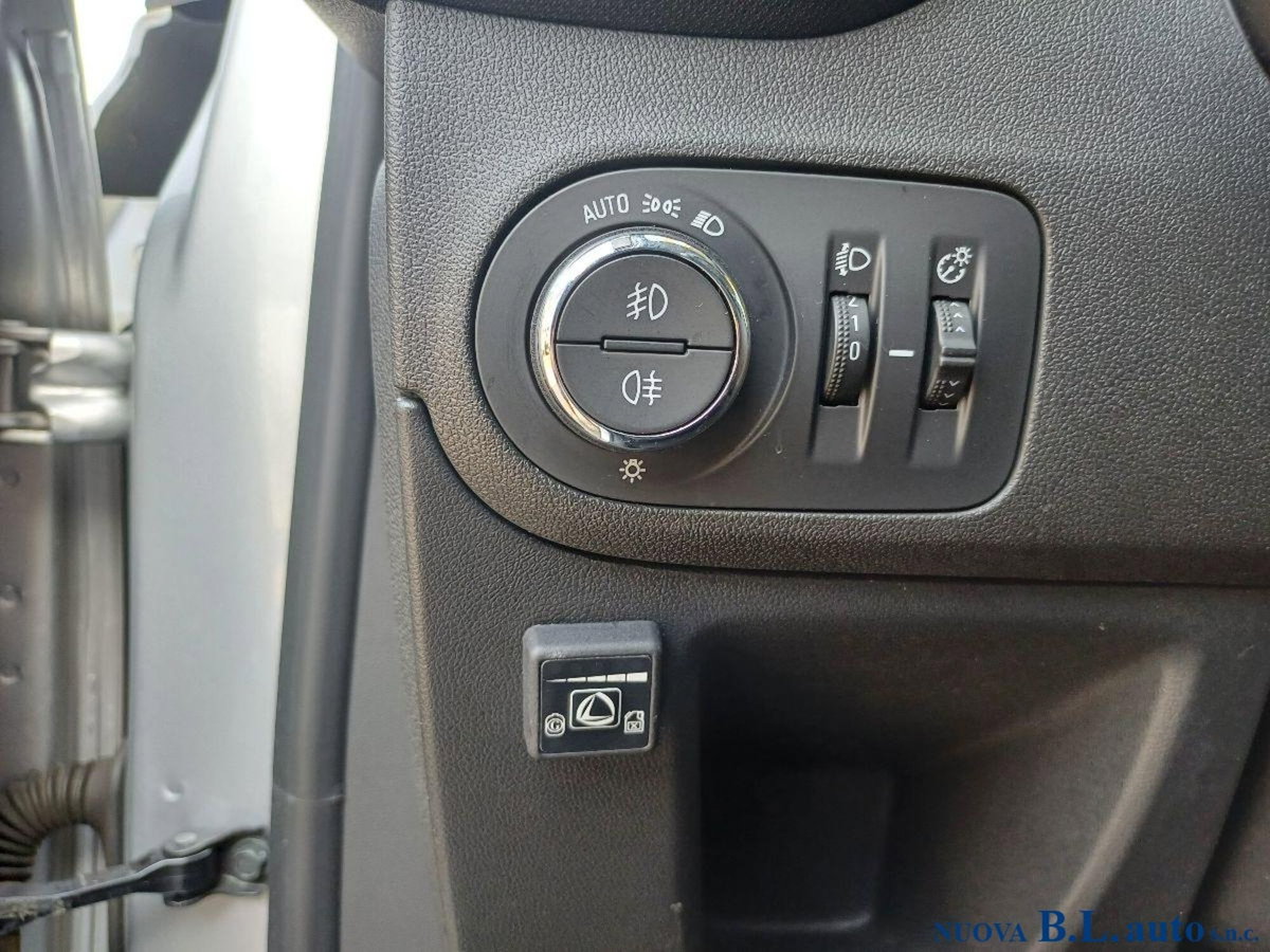 Opel Crossland X 1.2 12V Innovation (15)
