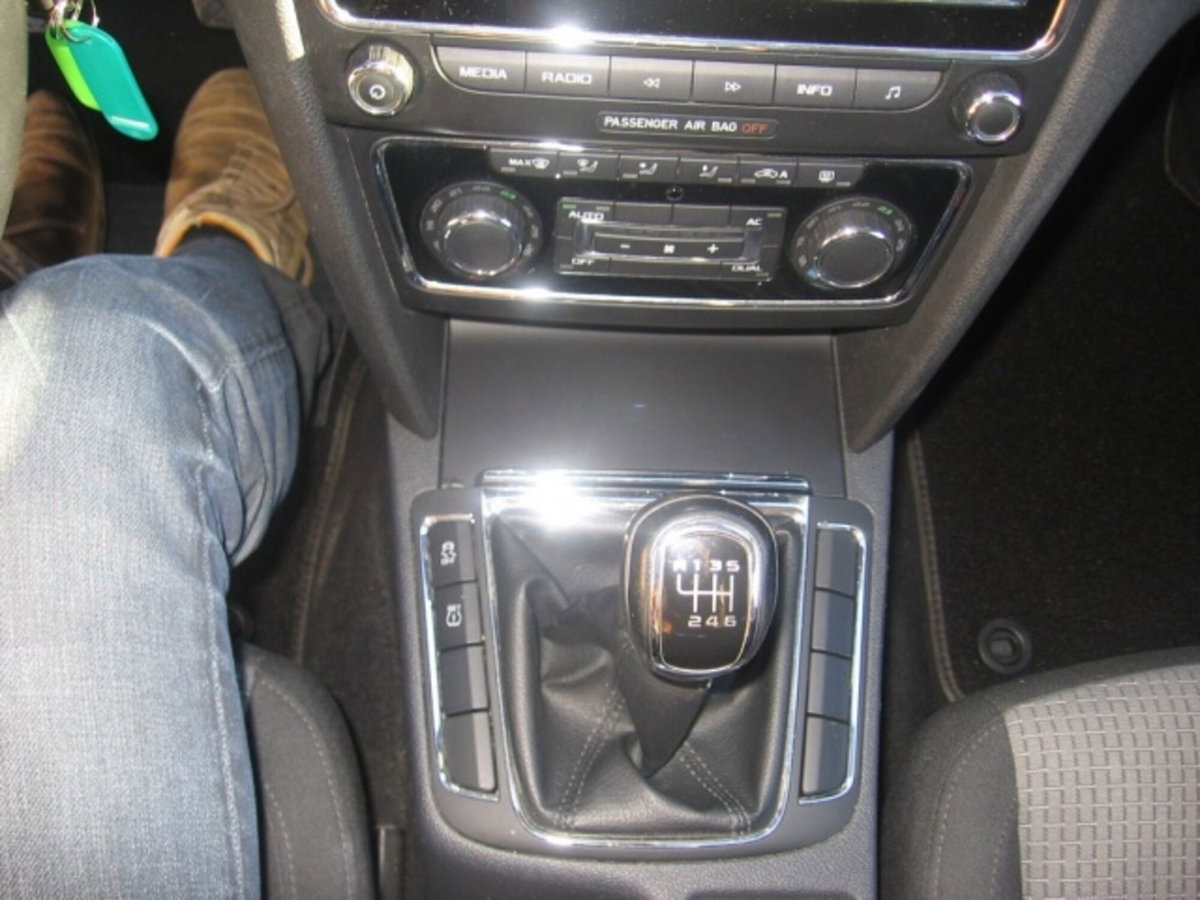 Skoda Superb Station Wagon 2.0 TDI CR 140CV DSG Wagon Ambition (18)